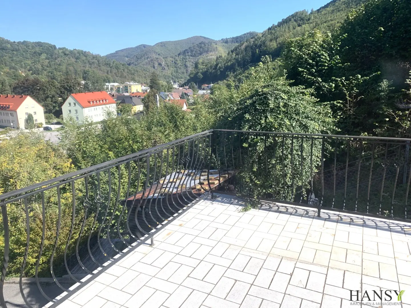 Gepflegtes und helles Einfamilienhaus mit außergewöhnlicher Architektur, Gartenhaus, Loggia und traumhafter Weitsicht