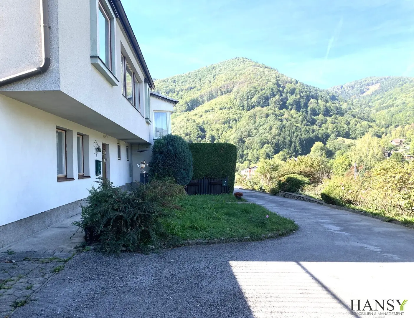 Gepflegtes und helles Einfamilienhaus mit außergewöhnlicher Architektur, Gartenhaus, Loggia und traumhafter Weitsicht