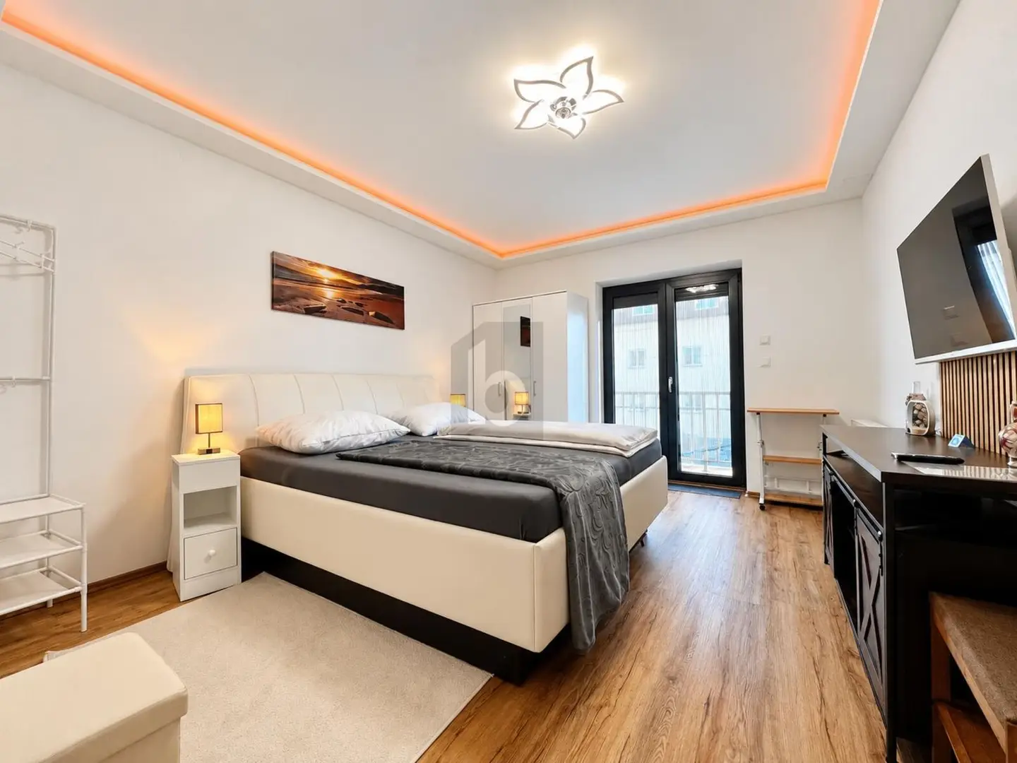 Neu sanierte Wohnung mit zwei sonnigen Balkonen