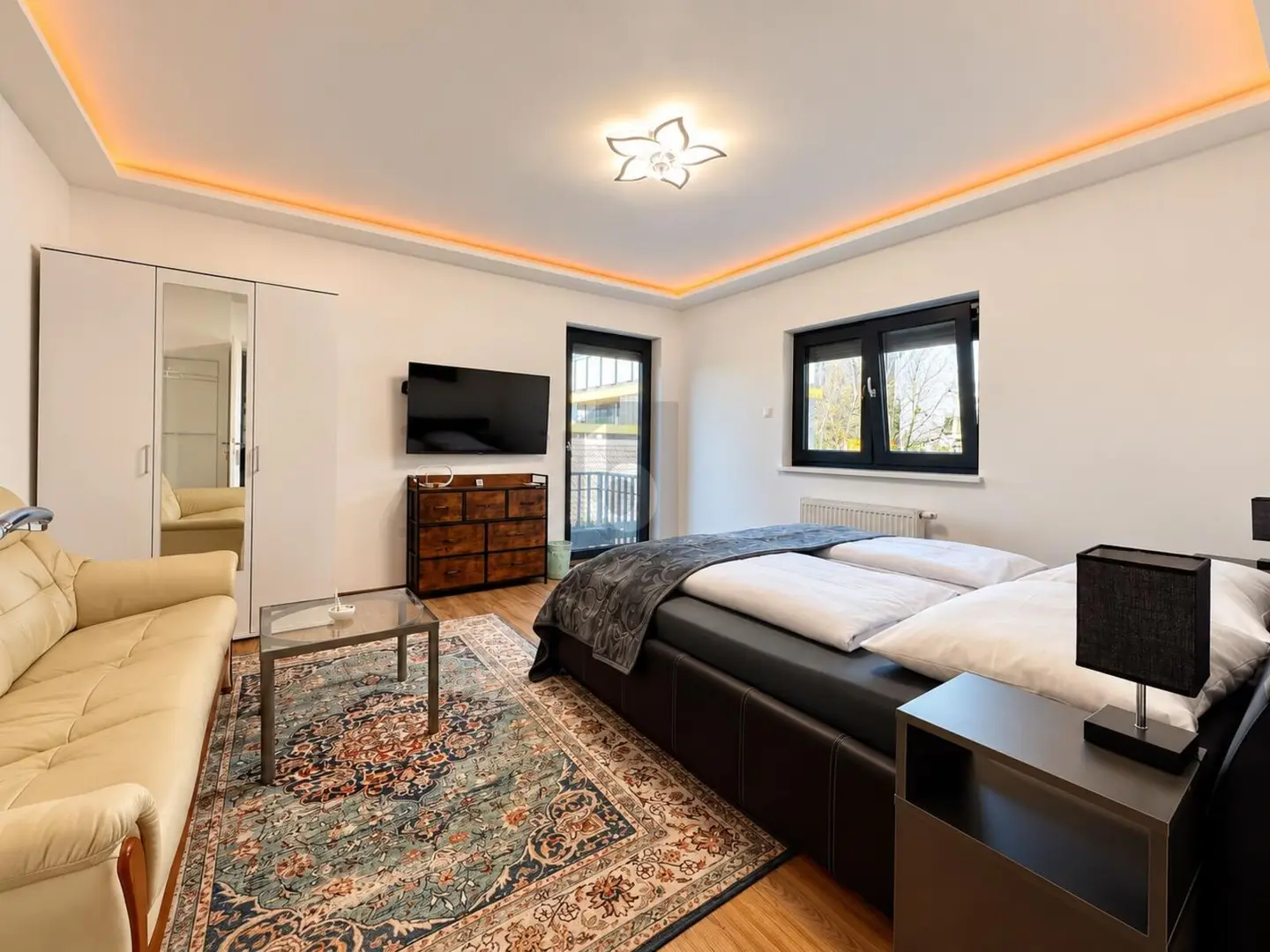 Neu sanierte Wohnung mit zwei sonnigen Balkonen