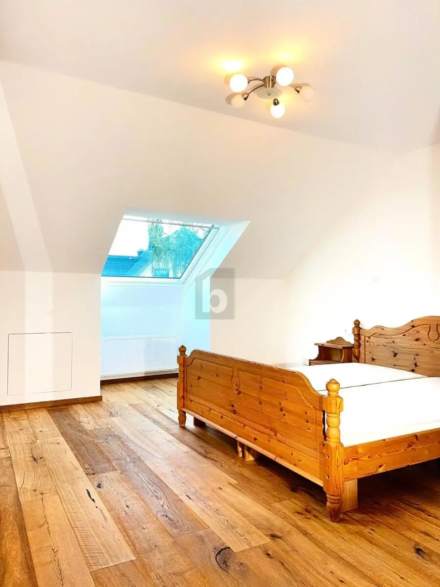 Helle Dachgeschosswohnung mit Aufzug und Ostbalkon