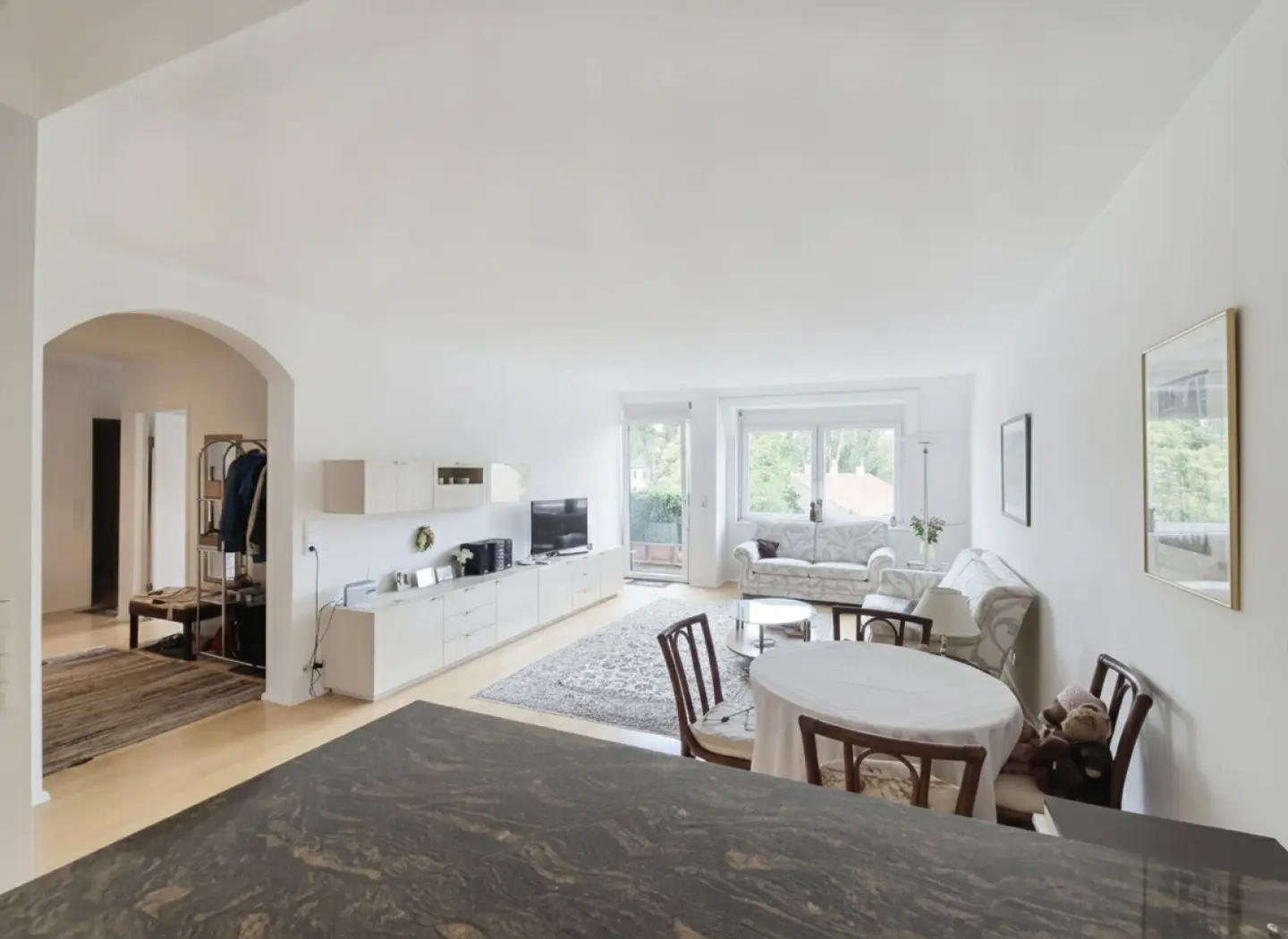 3-room apartment to feel at home with west-facing outdoor area including kitchen – quiet, green view and perfect connections - garage