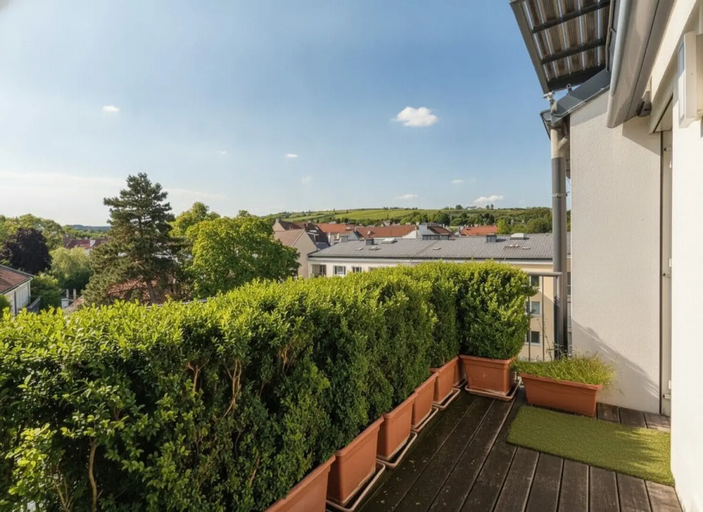 3-room apartment to feel at home with west-facing outdoor area including kitchen – quiet, green view and perfect connections - garage