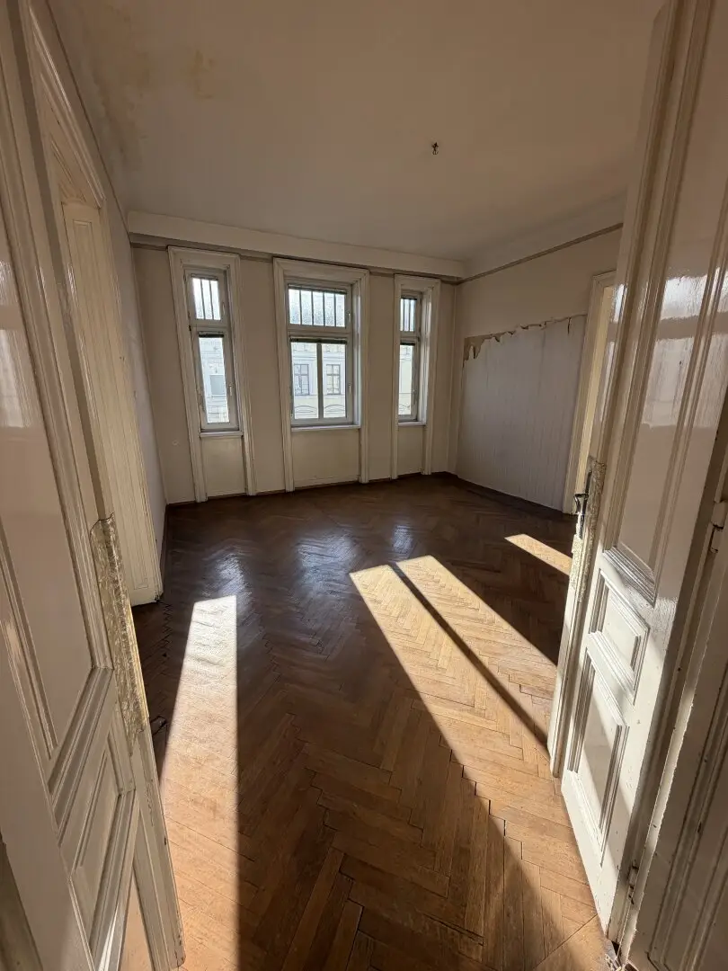 Living in the Nineteenth Three rooms, high ceilings and plenty of space