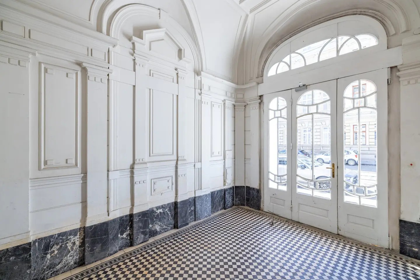 Living in the Nineteenth Bright old building apartment shines in new splendor