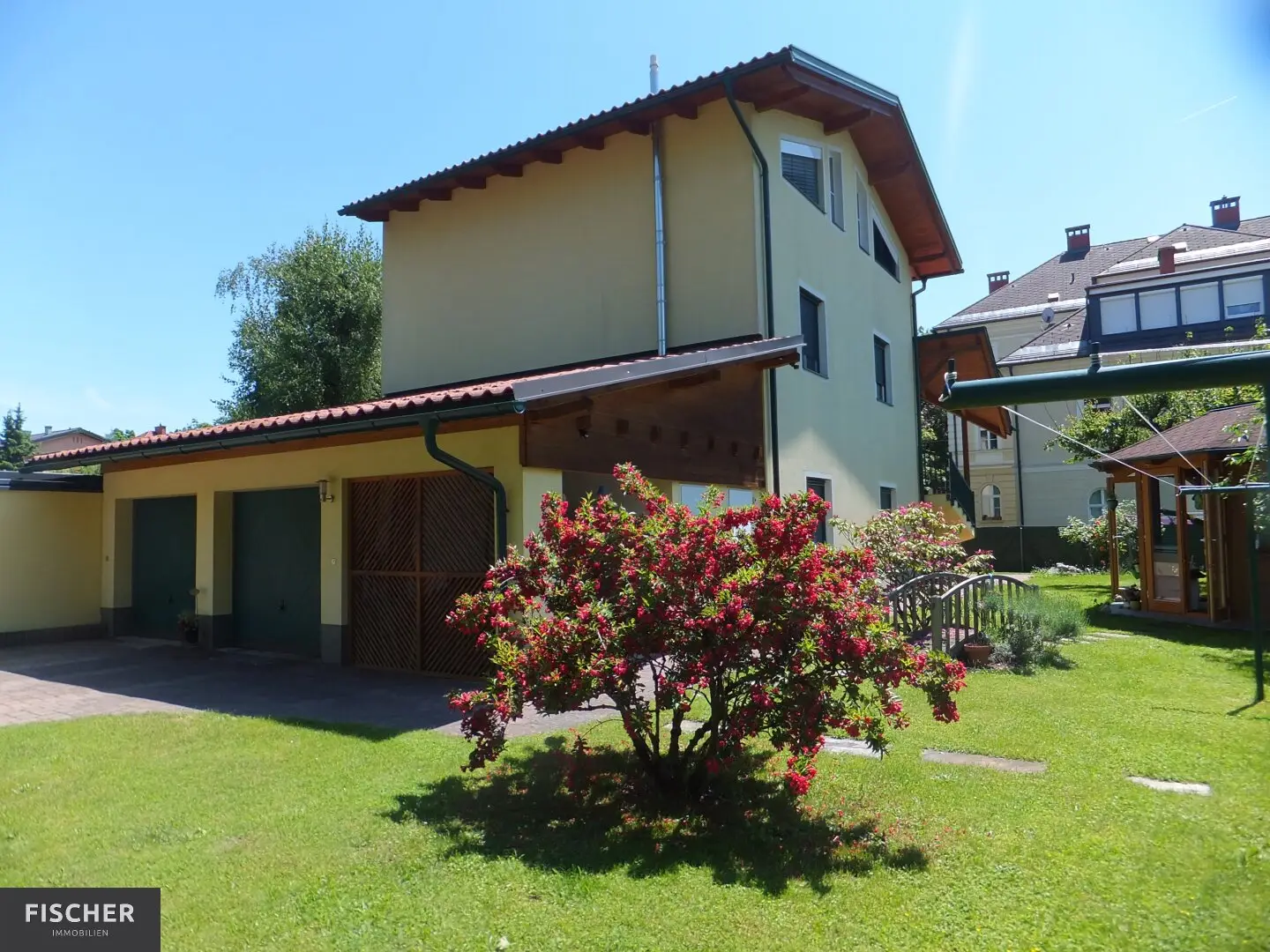 Live and work, or live and rent. Residential house with three residential units