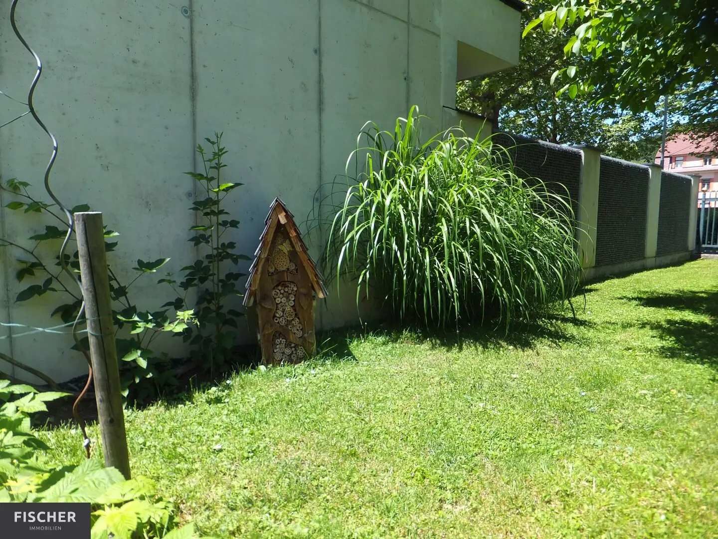 Live and work, or live and rent. Residential house with three residential units