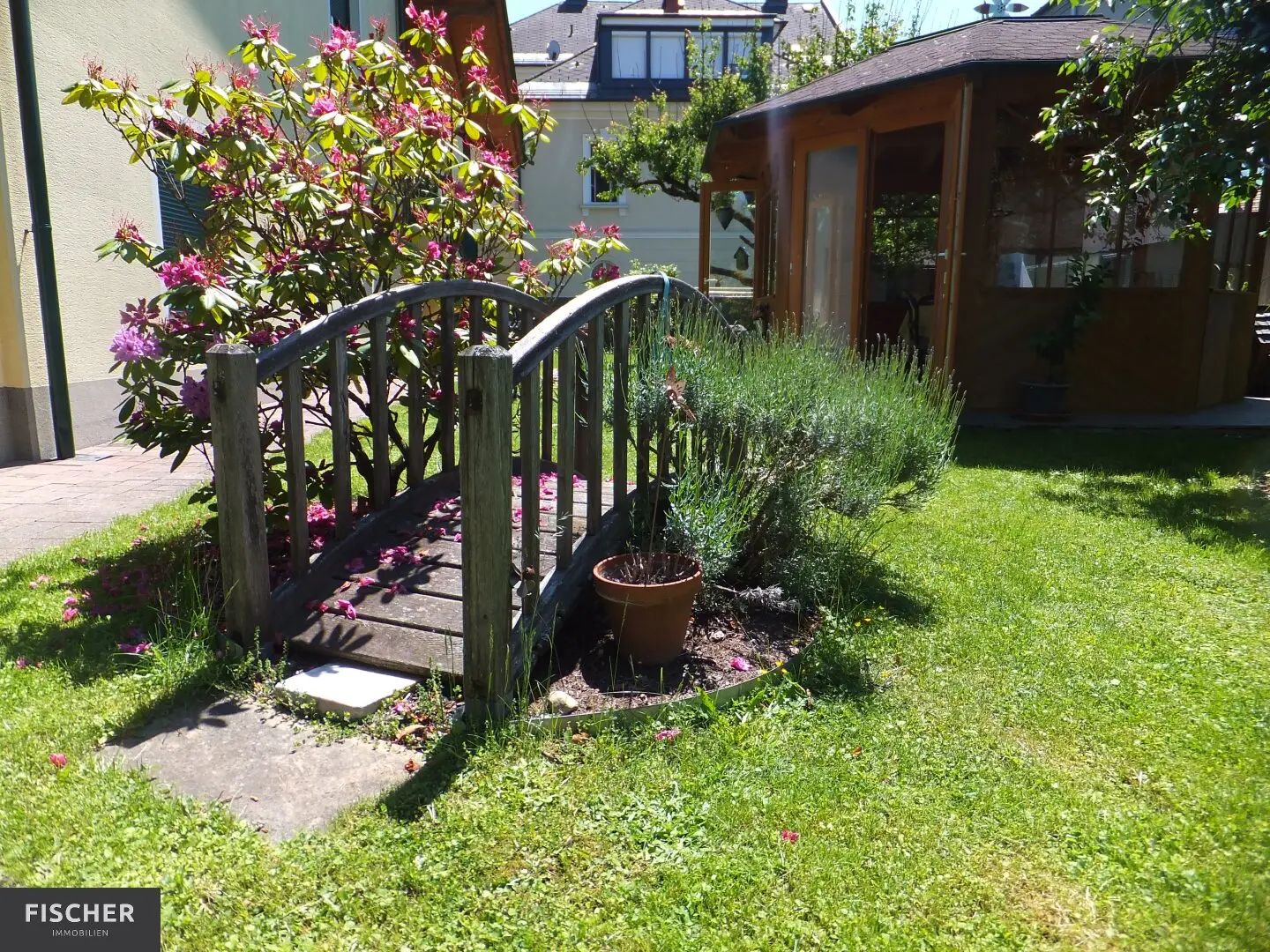 Live and work, or live and rent. Residential house with three residential units