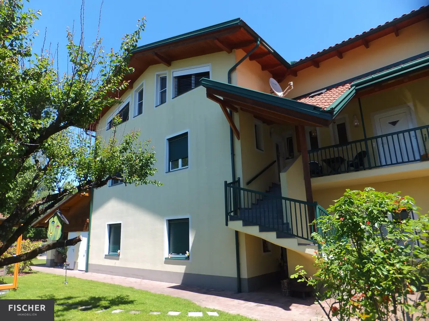Live and work, or live and rent. Residential house with three residential units