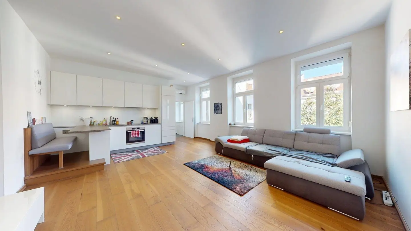 4th Floor - Well Maintained Period Apartment - Air Conditioning &amp; Open Kitchen