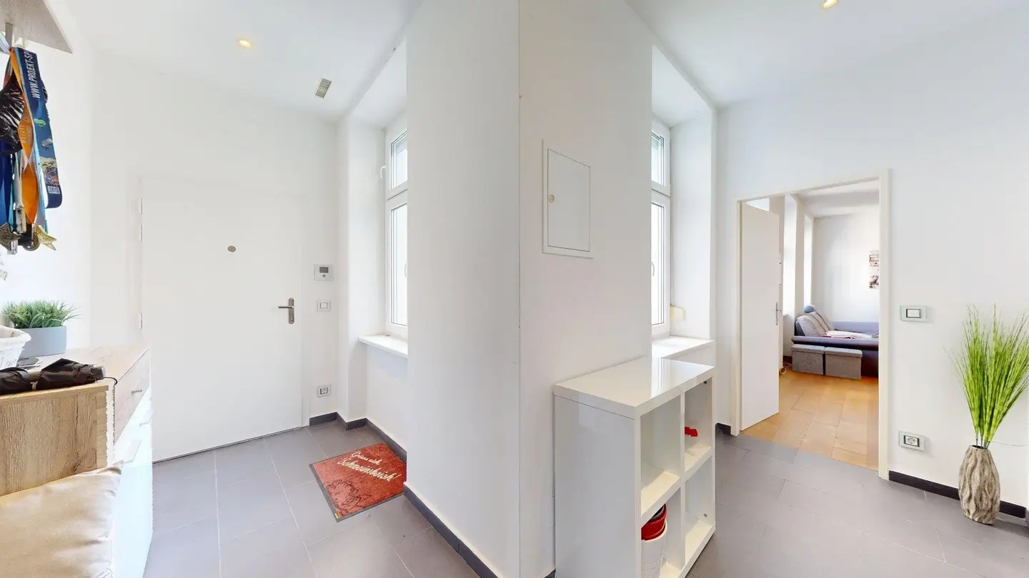 4th Floor - Well Maintained Period Apartment - Air Conditioning &amp; Open Kitchen