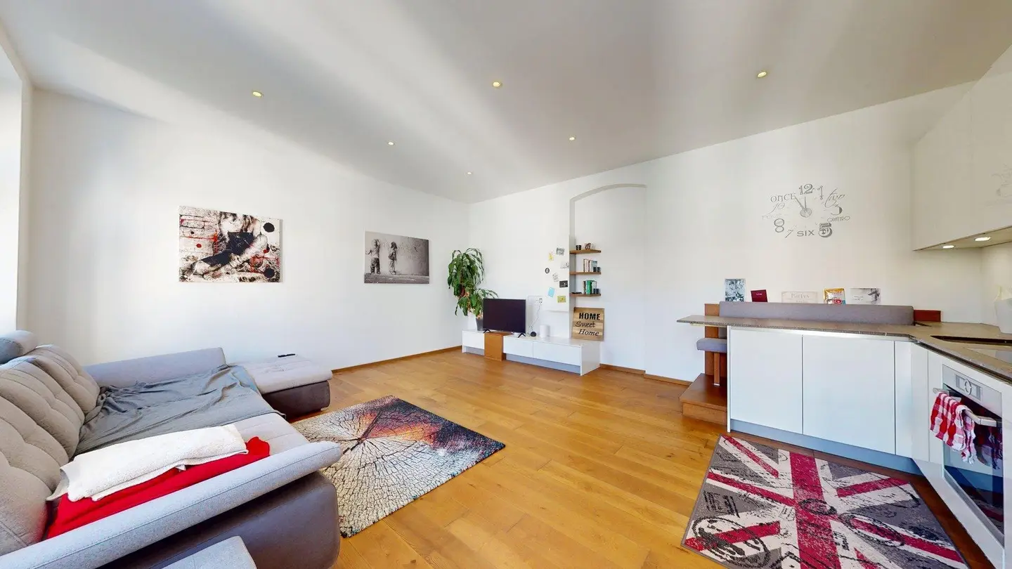 4th Floor - Well Maintained Period Apartment - Air Conditioning &amp; Open Kitchen