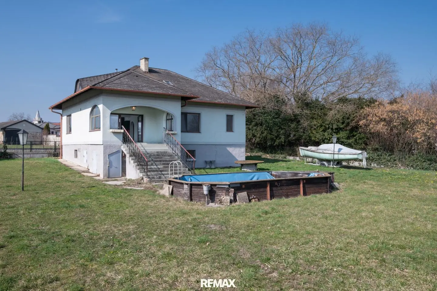 Spacious single-family house with garden, loggia and renovation potential