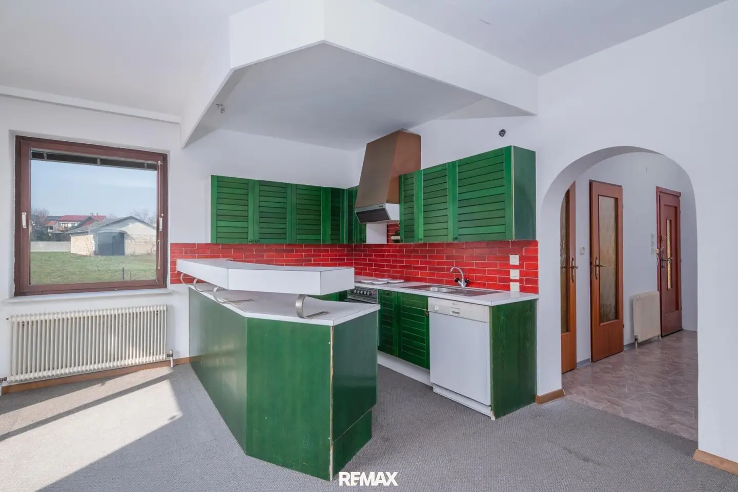 Spacious single-family house with garden, loggia and renovation potential