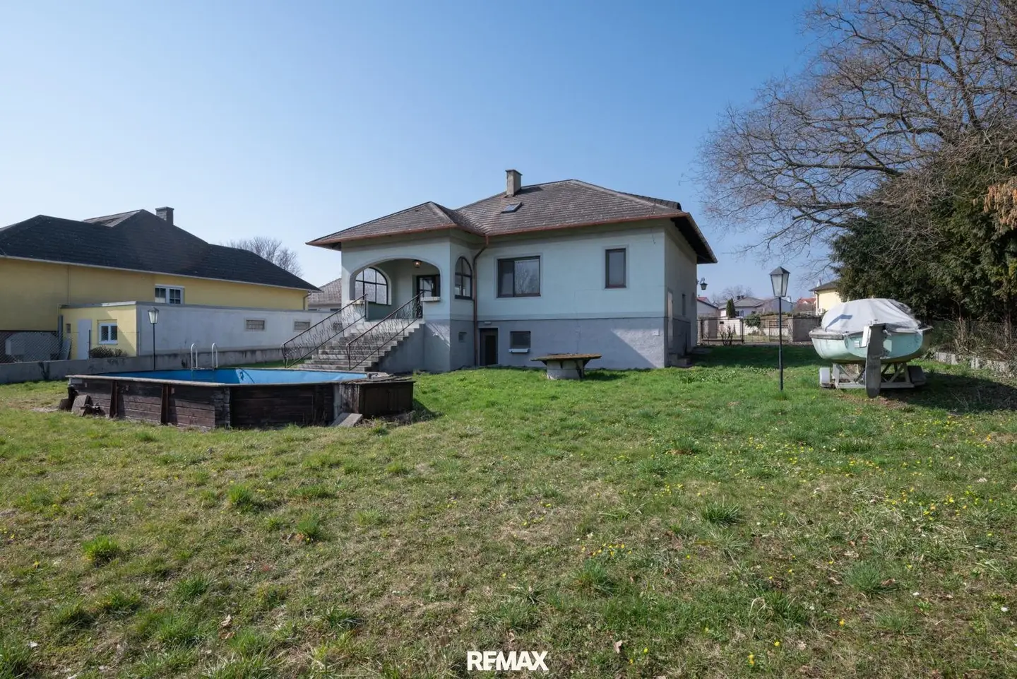 Spacious single-family house with garden, loggia and renovation potential