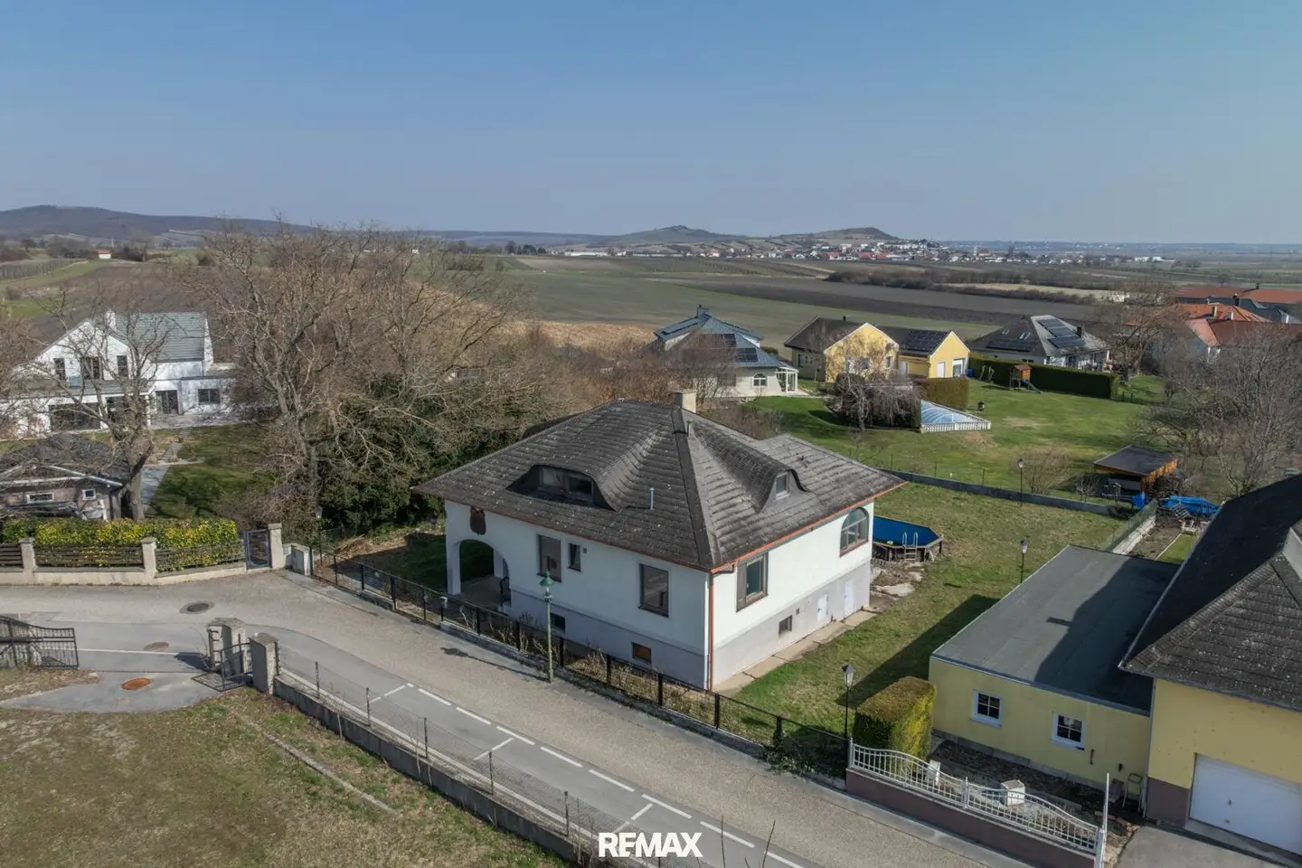 Spacious single-family house with garden, loggia and renovation potential
