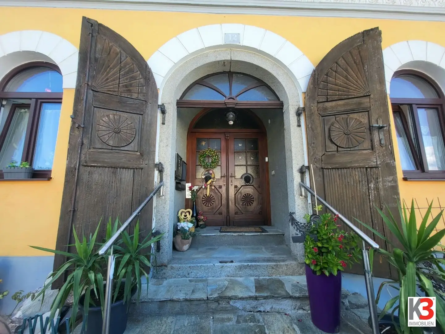 K3 - Spacious villa with 2 residential units, garden &amp; garage in Taiskirchen – Top location!