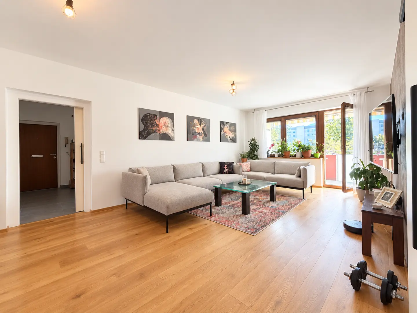 Well maintained apartment near the state capital with balcony and parking space