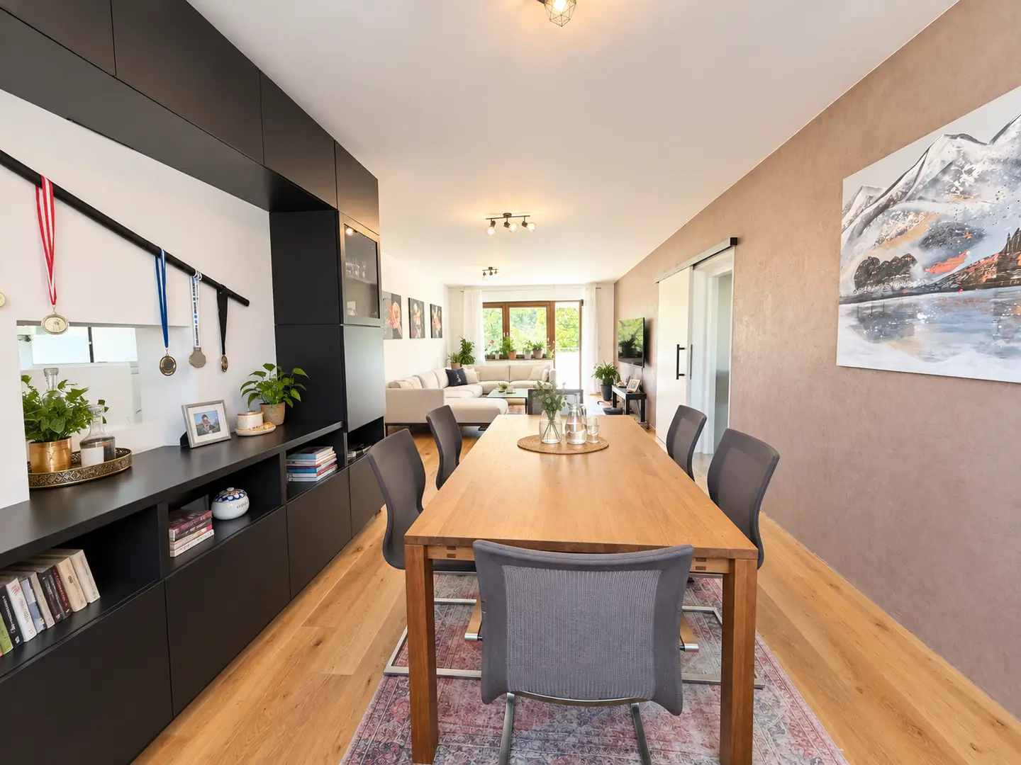 Well maintained apartment near the state capital with balcony and parking space