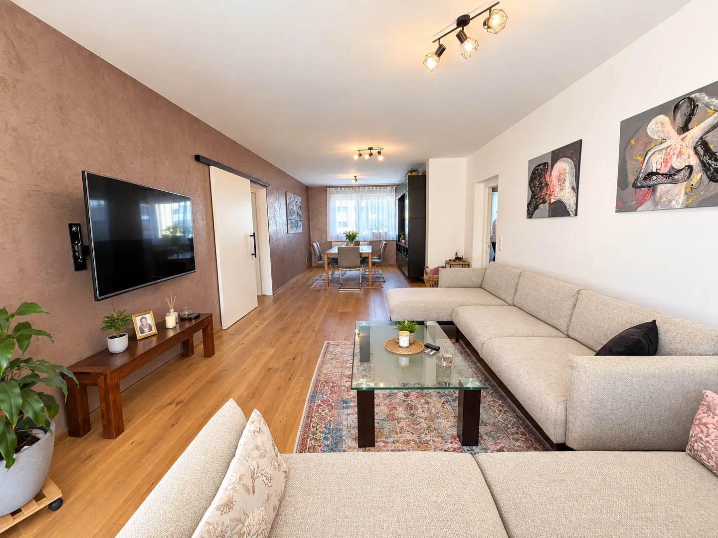 Well maintained apartment near the state capital with balcony and parking space