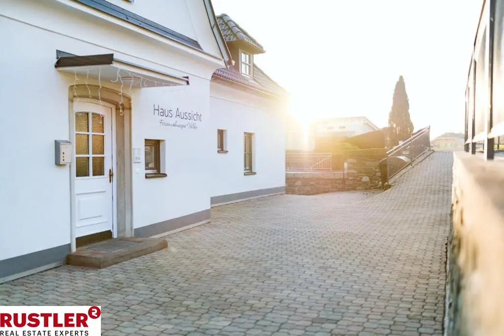 Lichtdurchflutete Ferienwohnung mit Seeblick und Pool