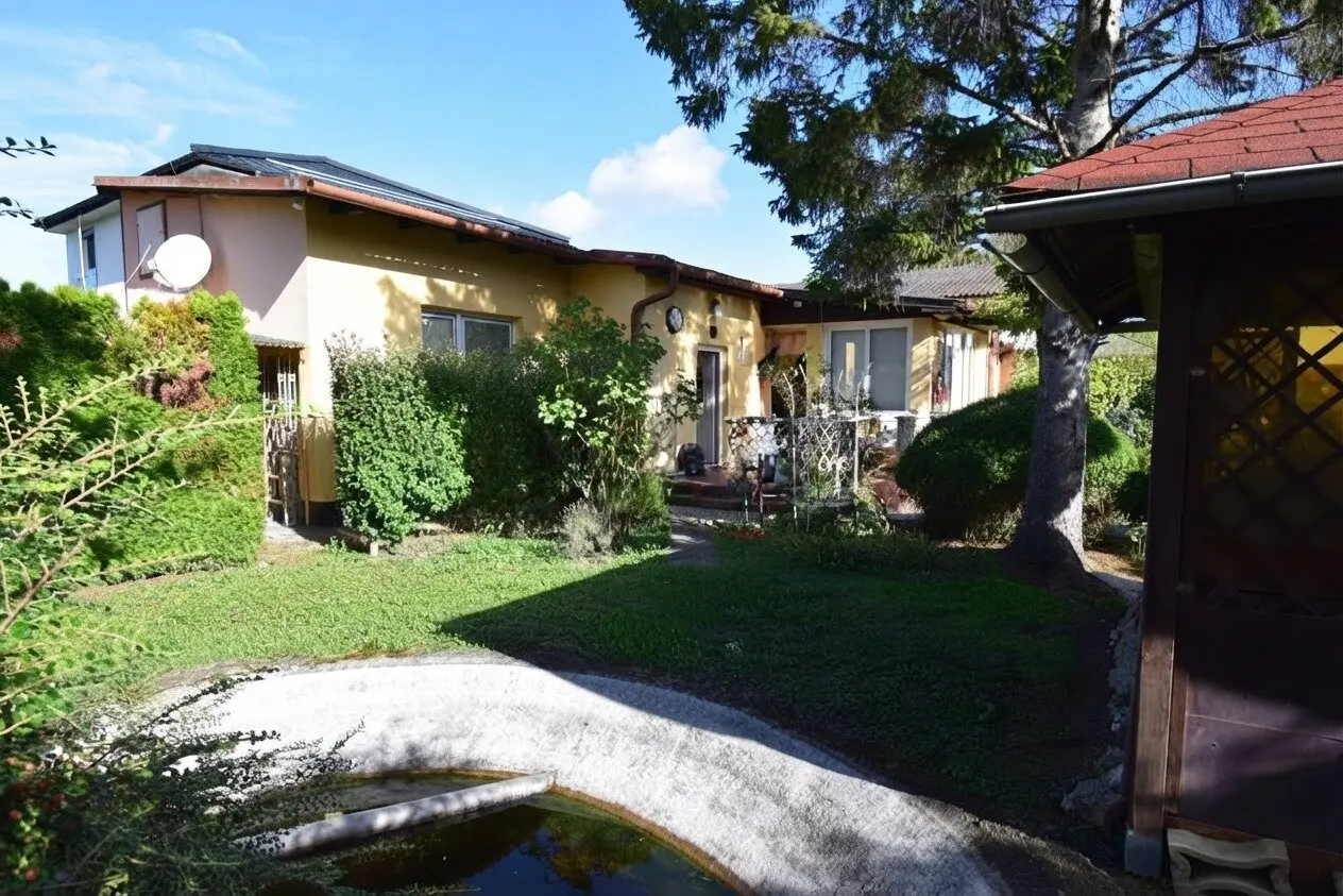 Einfamilienhaus mit kleinem Garten, Garage &amp; Nebengebäude in ruhiger Lage