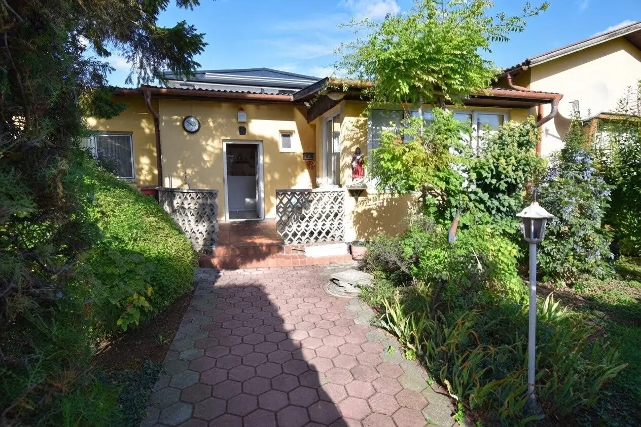 Einfamilienhaus mit kleinem Garten, Garage &amp; Nebengebäude in ruhiger Lage