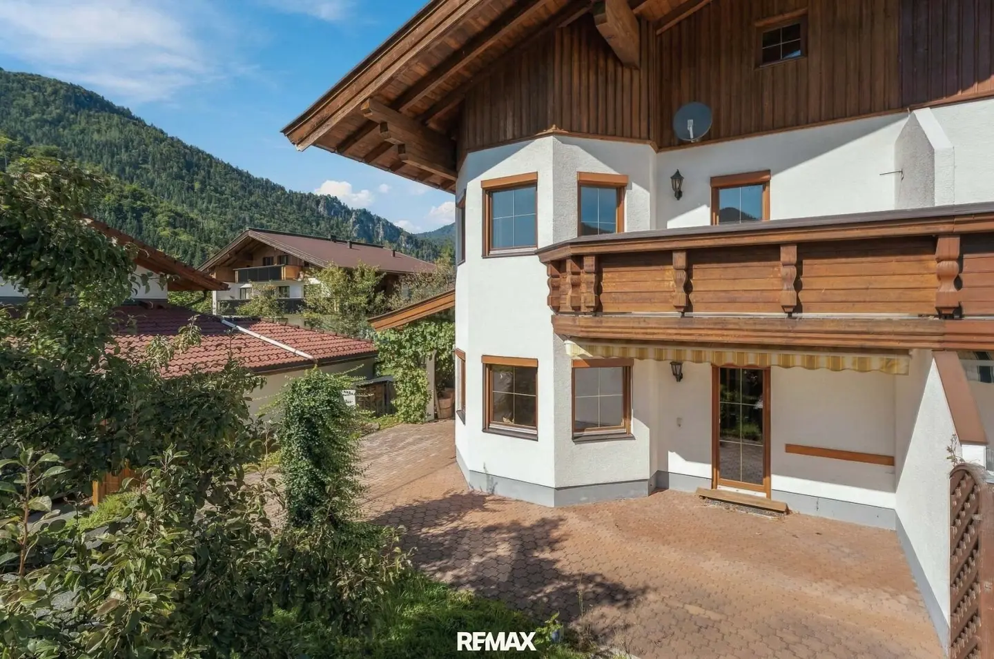 Gepflegte Doppelhaushälfte mit Terrasse, Balkon und zwei Kachelöfen