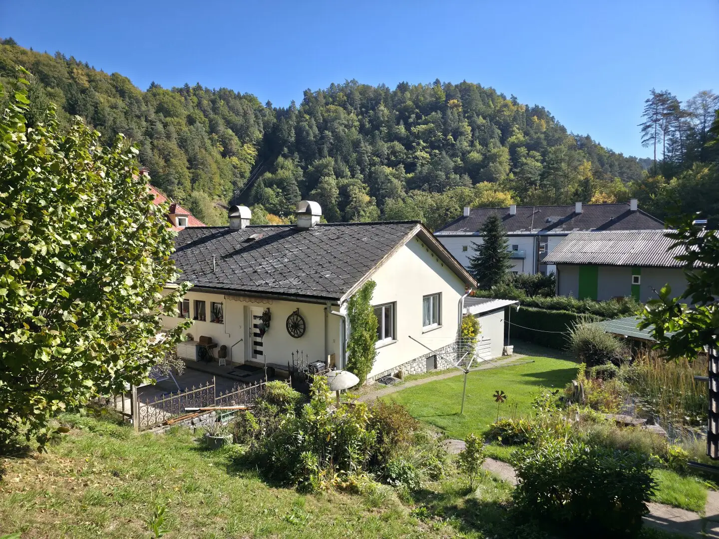 Großzügiges Einfamilienhaus mit großem Garten und Teich!