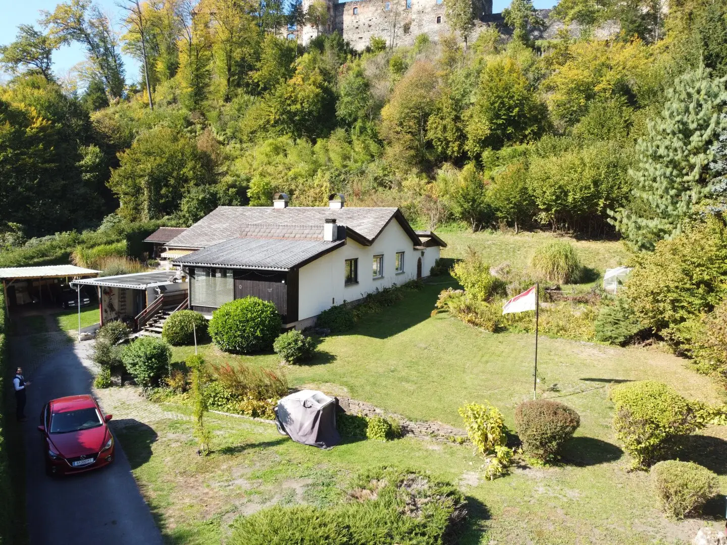 Großzügiges Einfamilienhaus mit großem Garten und Teich!