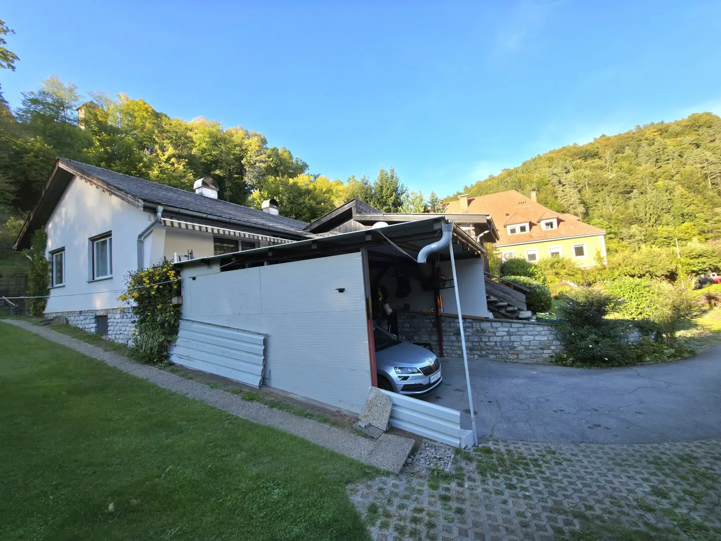Großzügiges Einfamilienhaus mit großem Garten und Teich!