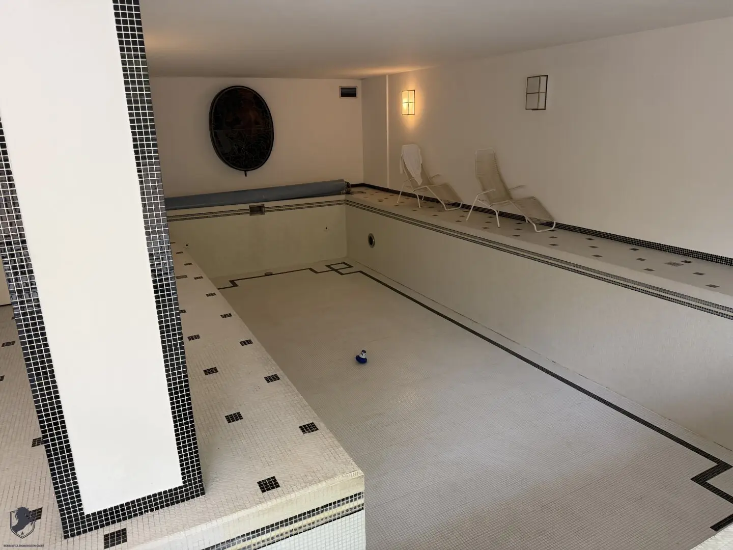 Außergewöhnliche Investmentliegenschaft in Neustift am Walde – ehemalige Pension mit ca. 300 m² großer Wohnung &amp; Indoorpool