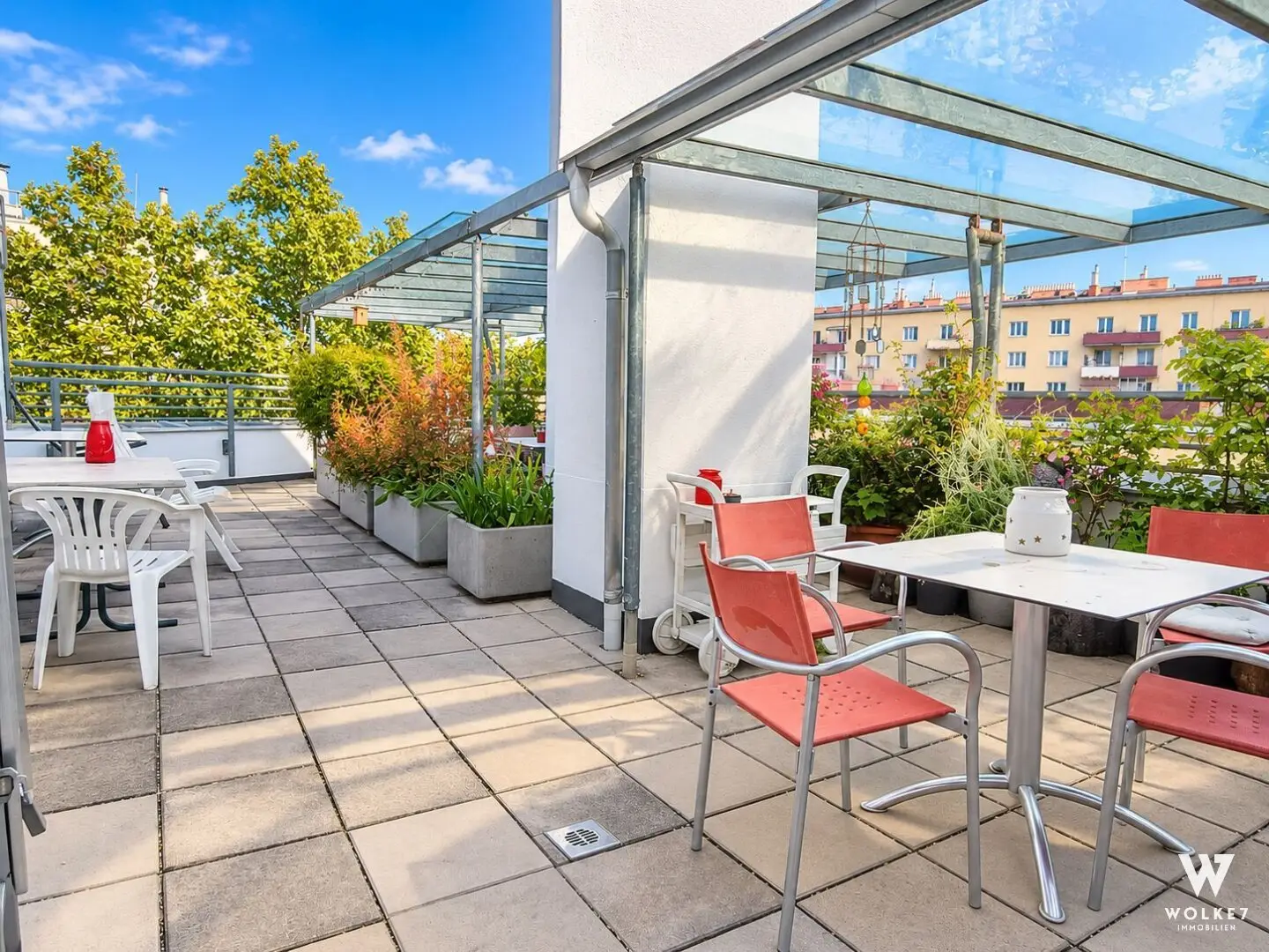 Immediately available 2-room apartment | incl. communal garden and roof terrace, sauna, fitness room and climate-controlled wine cellar