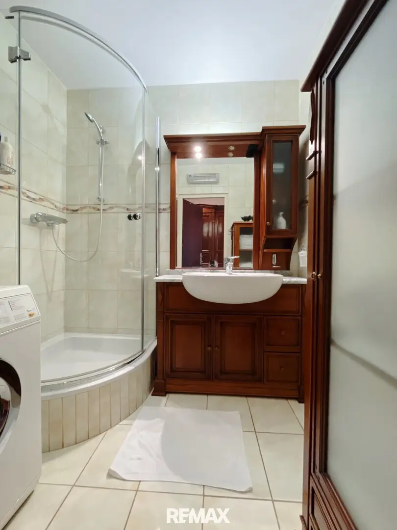 Stylishly furnished apartment with 2 car parking spaces in Döbling