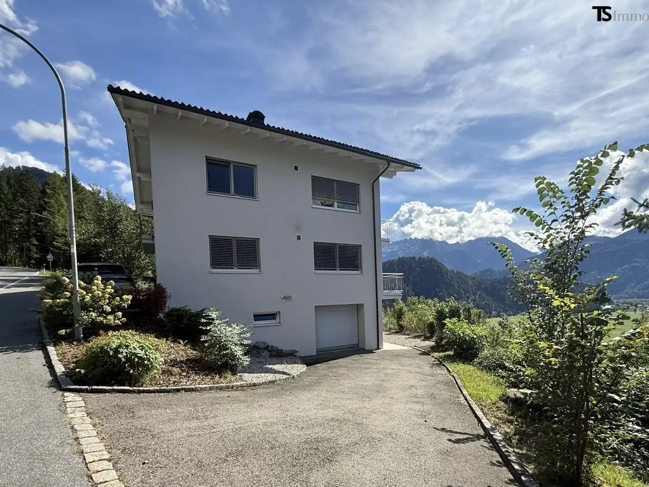 Ludesch: Wohnhaus mit Weitblick – Platz für eine oder mehrere Familien in sonniger Hanglage
