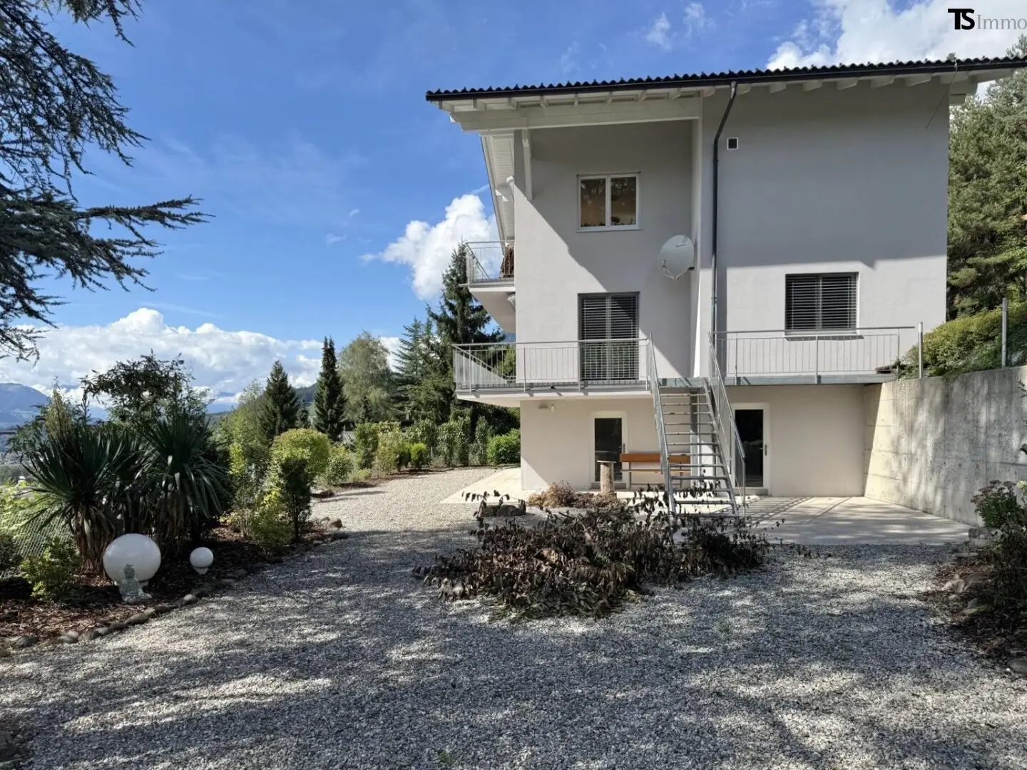 Ludesch: Wohnhaus mit Weitblick – Platz für eine oder mehrere Familien in sonniger Hanglage