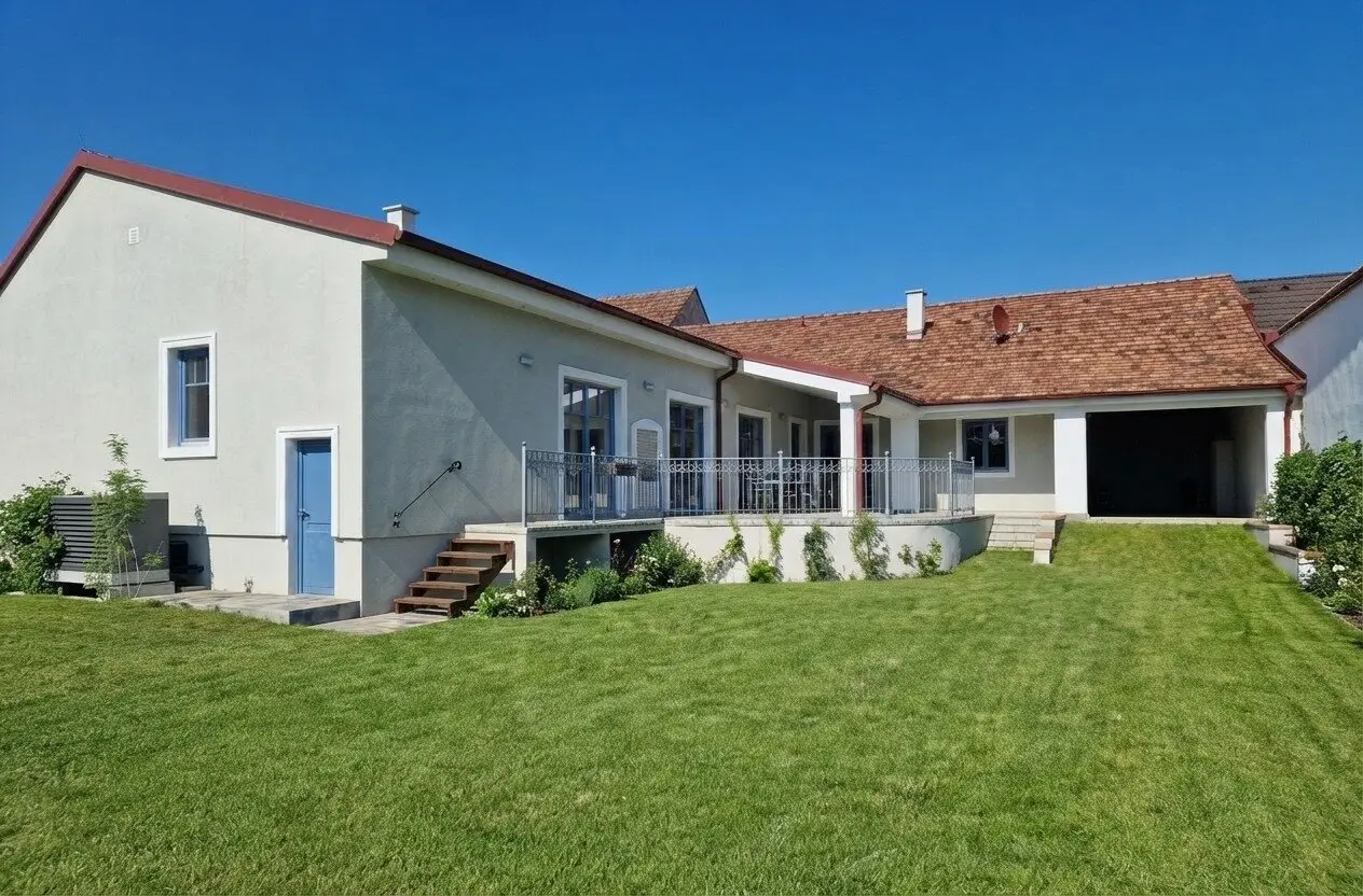 Revitalized country house with arcaded courtyard and wine cellar in the southern Weinviertel