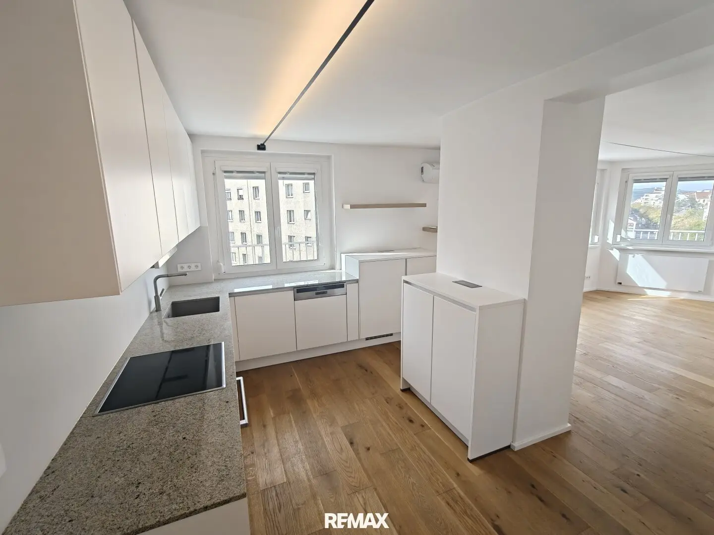 stylische 55m² Dachgeschosswohnung | 2 Zimmer | 23m² Terrasse mit Süd-West Blick | Klimaanlage &amp; Außenjalousien