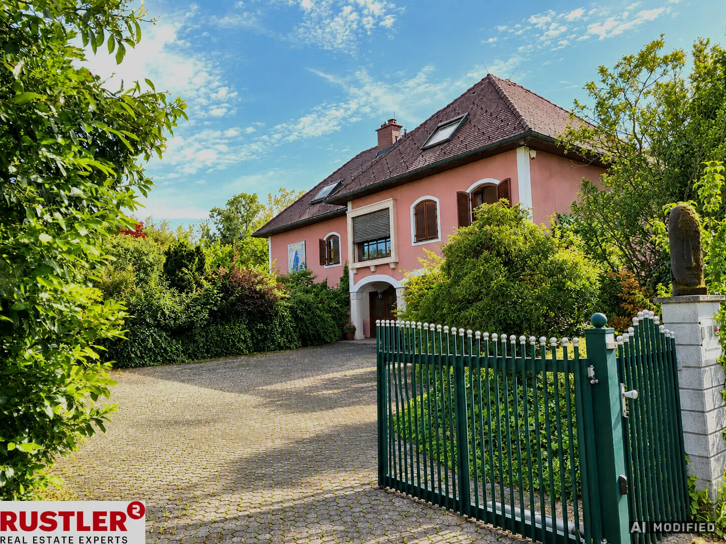 Familienwohnung on park like grounds with conservatory
