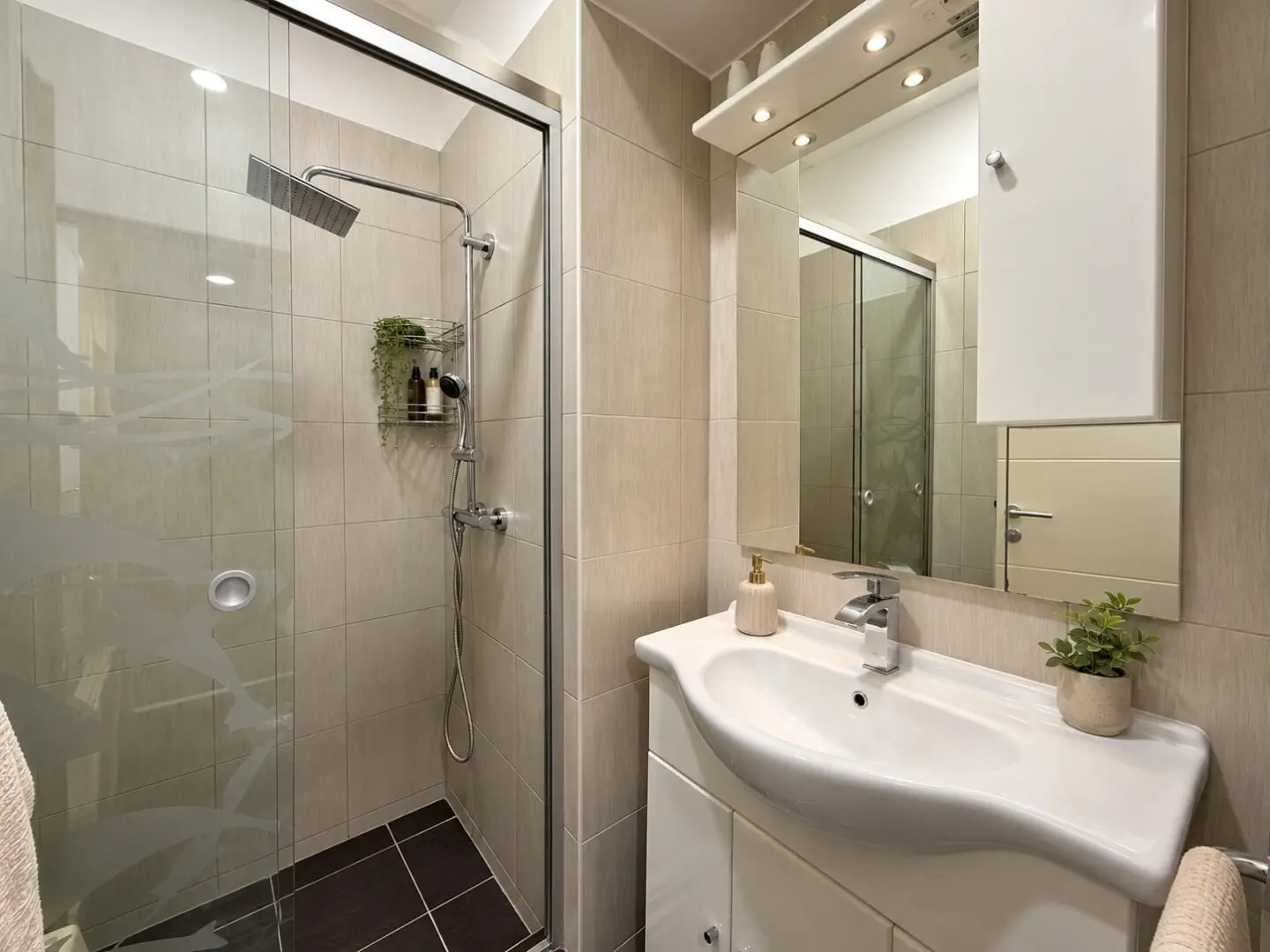 Renovated 2-room period apartment | approx. 57m² living space | 1st floor with lift | Fitted kitchen | Excellent layout | Good public transport connections