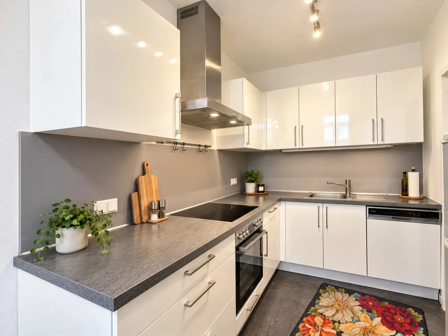 LIVING WITH EXTRAS IN DÖBLING | approx. 55 m² usable area | 2 rooms | Lift | City view | Sauna | Fitness | Wine cellar