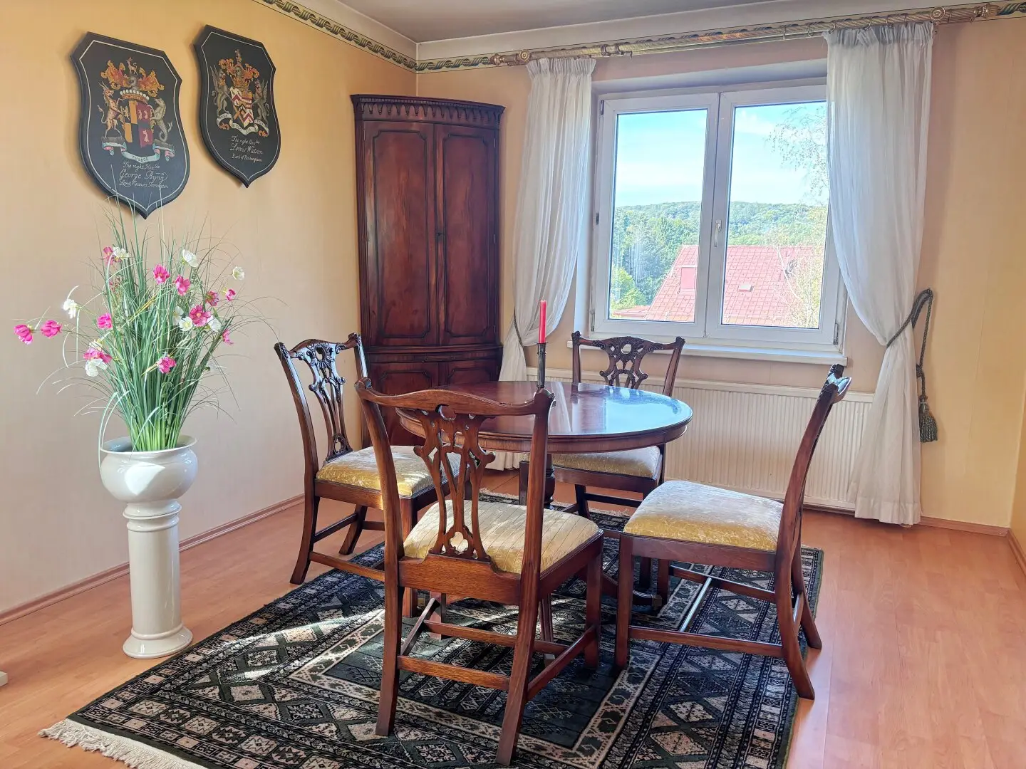 Low-energy house: Enchanting distant view – 3-room apartment with heated loggia and parking space