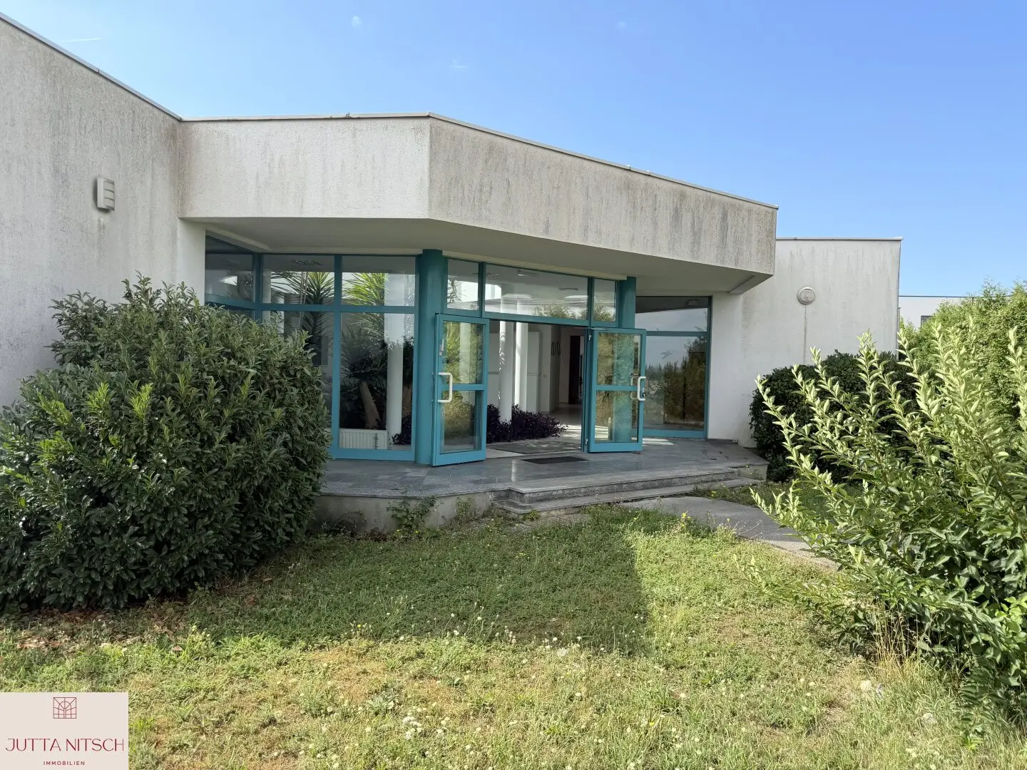 Versatile commercial property ideal for pharma, laboratory and production with expansion potential Traiskirchen