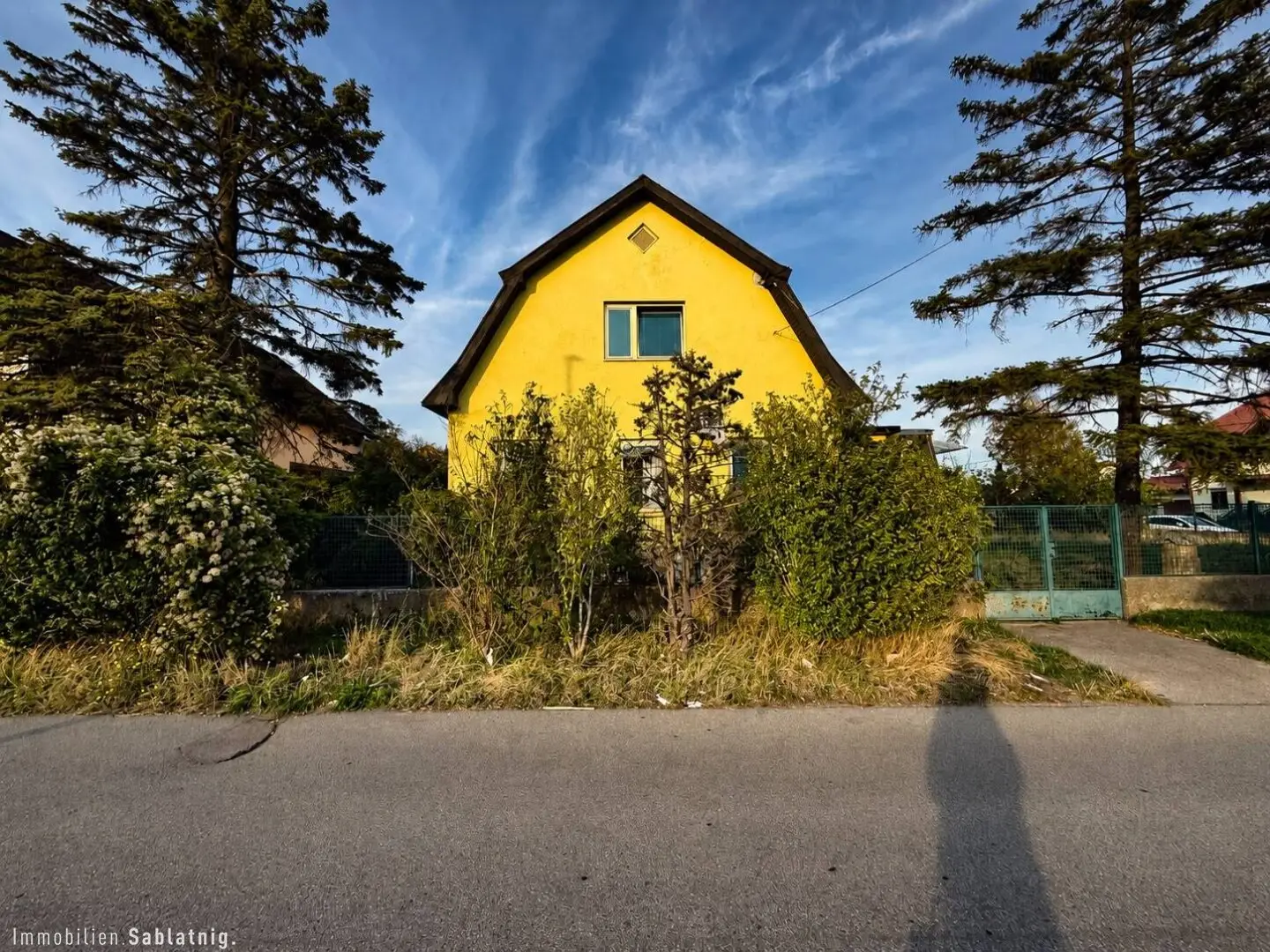 Single Family House 696 m² Plot Potential Renovation Required House with Plenty of Space for Individual Design