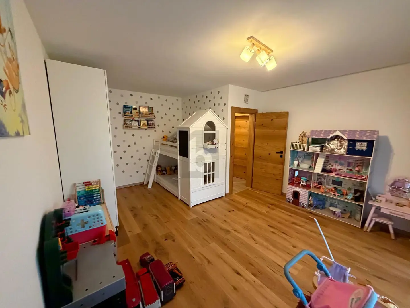 Wohnung with large balcony and underground parking