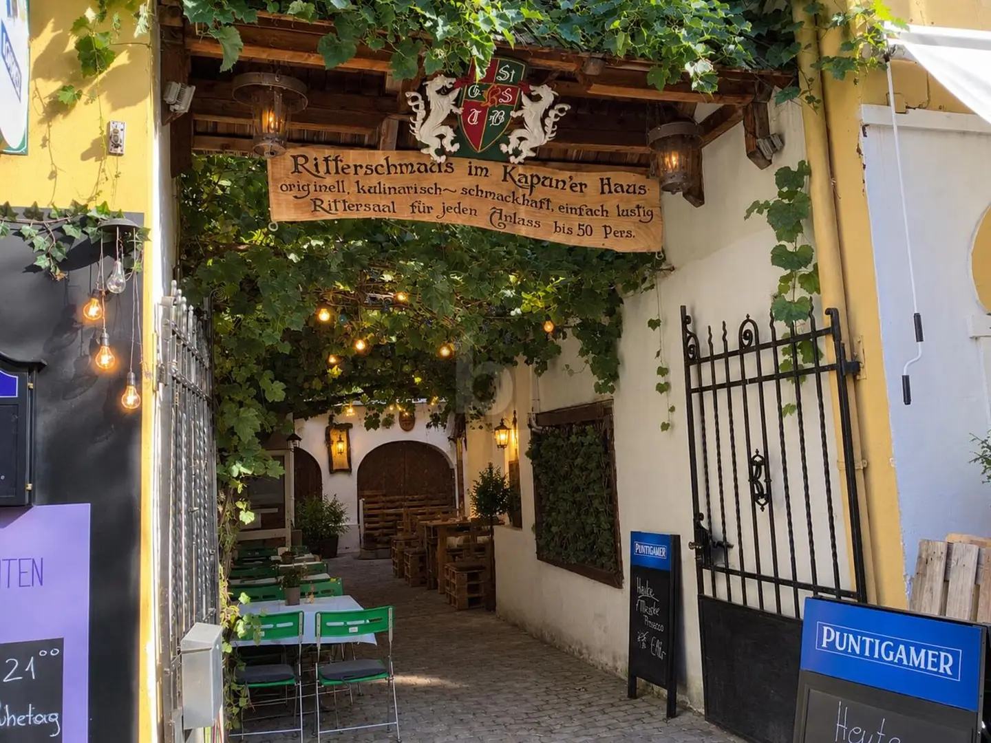 Historisches Haus mit Rittersaal und Wohnung
