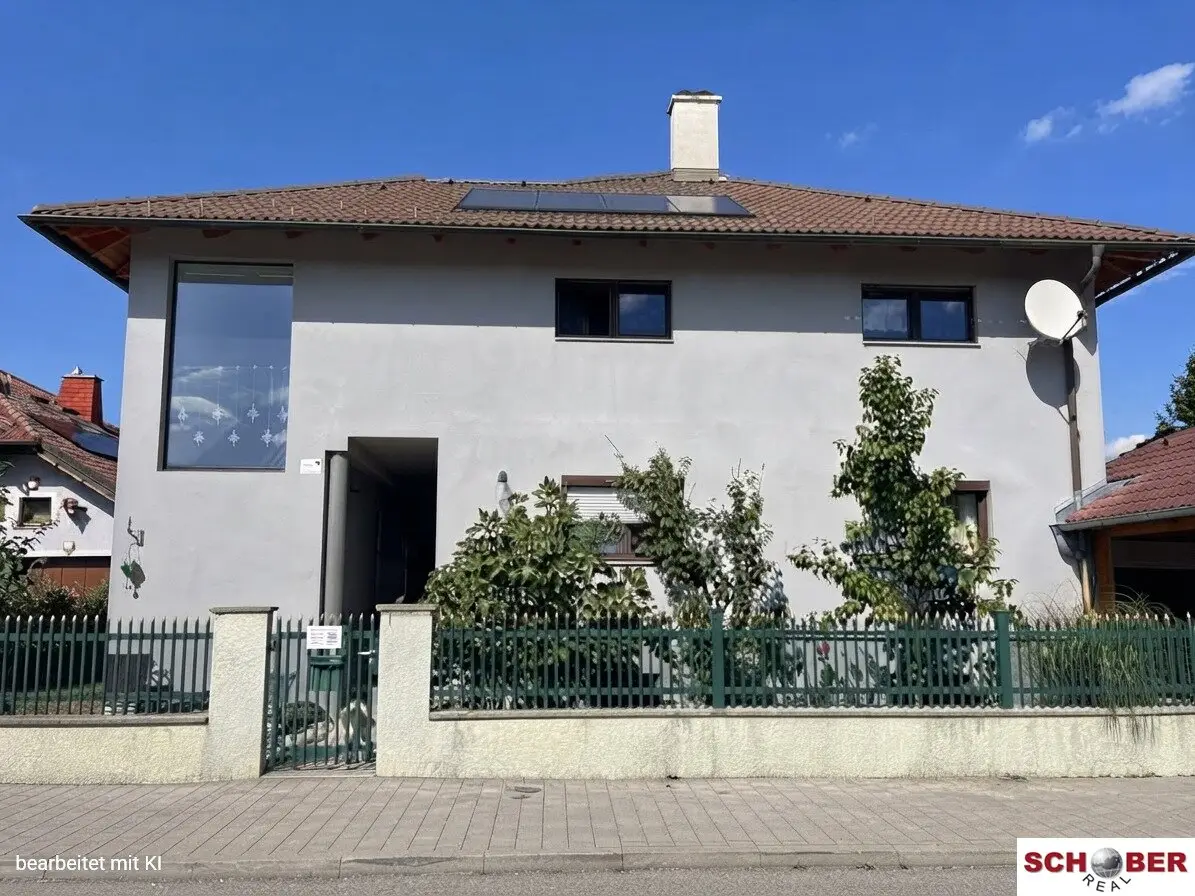 Großzügiges Zweiparteienhaus mit Salzwasserpool, Terrassen und Top-Anbindung