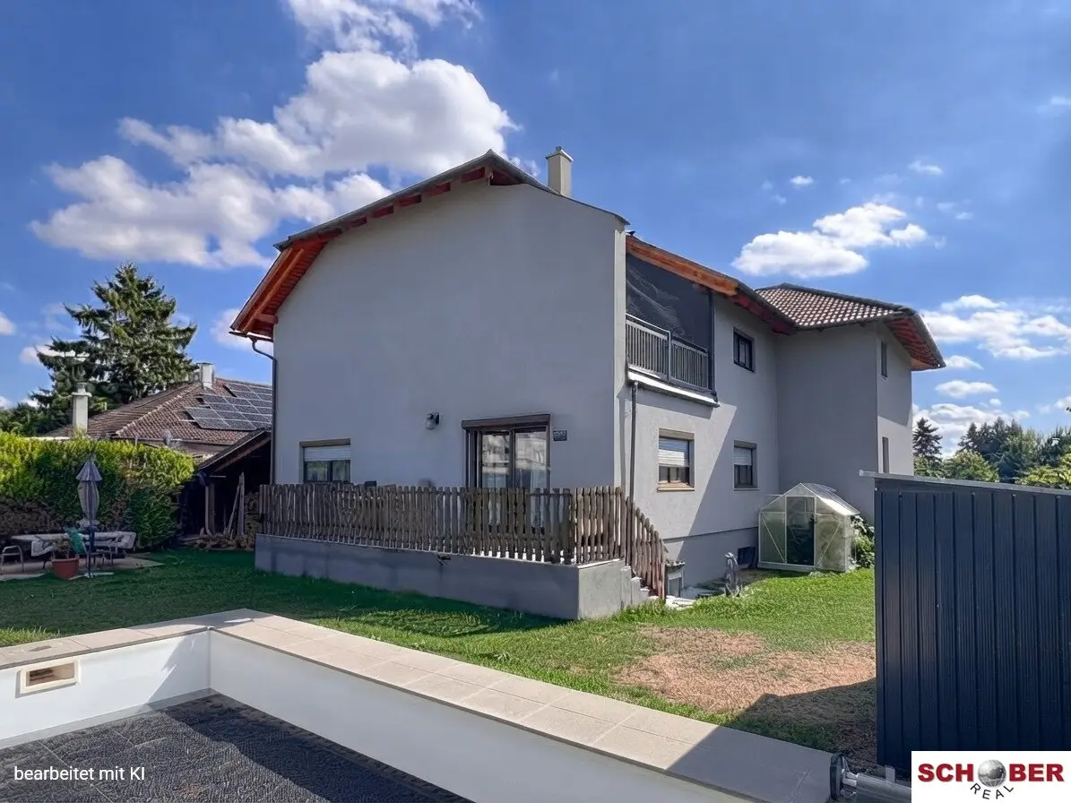 Großzügiges Zweiparteienhaus mit Salzwasserpool, Terrassen und Top-Anbindung