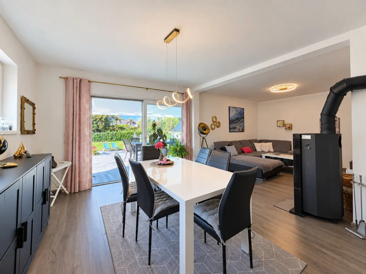 Saniertes Einfamilienhaus mit Pool, Outdoorküche &amp; Wirtschaftsgebäude