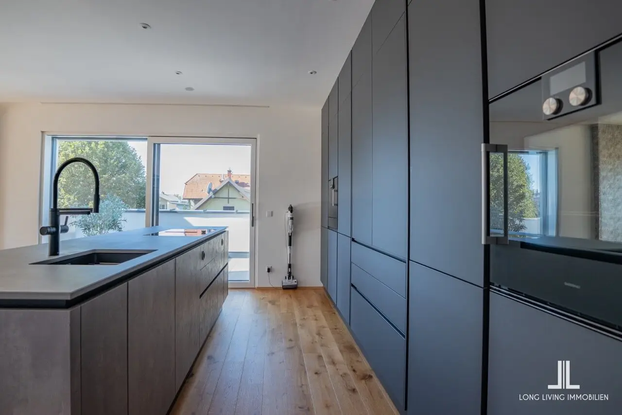 With the elevator directly into your exclusive penthouse | High-end equipment and 3 underground garage spaces included
